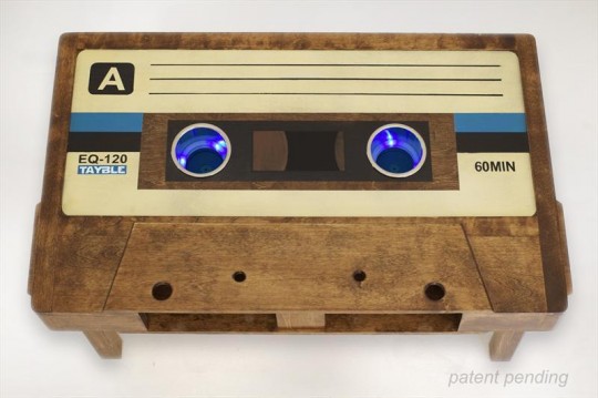 Table basse en chêne foncé en forme de cassette audio Tayble