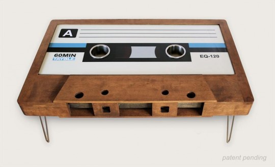 Table basse en chêne foncé en forme de cassette audio Tayble