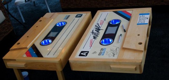 Table basse en chêne en forme de cassette audio Tayble