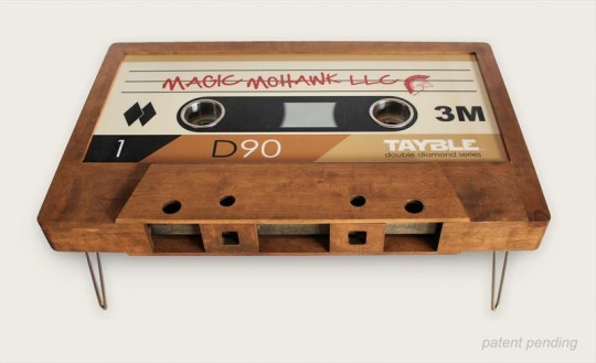 Table basse en noyer en forme de cassette audio Tayble