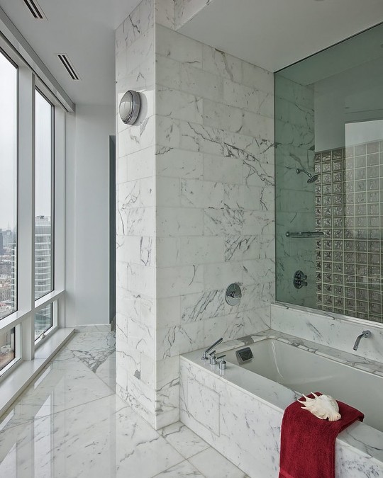 Salle de bain en marbre dans un appartement New-Yorkais