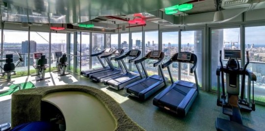 Les bureaux de Google à Tel Aviv : Salle de sport avec tapis de course