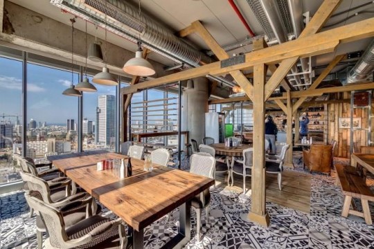 Les bureaux de Google à  Tel Aviv avec une décoration rustique