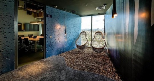 Les bureaux de Google à  Tel Aviv : 2 fauteuils transparents suspendus