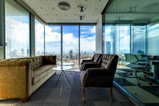Les bureaux de Google à Tel Aviv : Espace détente avec un canapé et 2 fauteuils
