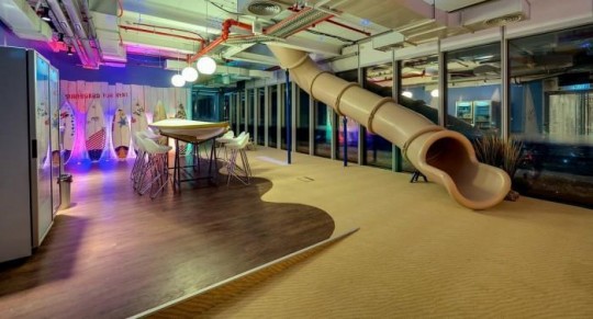 Les bureaux de Google à  Tel Aviv : Génial un Toboggan !