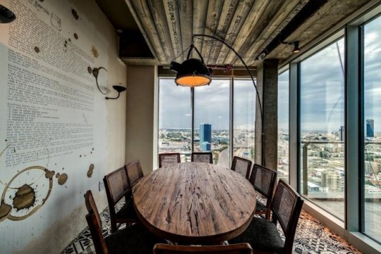 Les bureaux de Google à Tel Aviv : Une salle de réunion avec une déco rustique