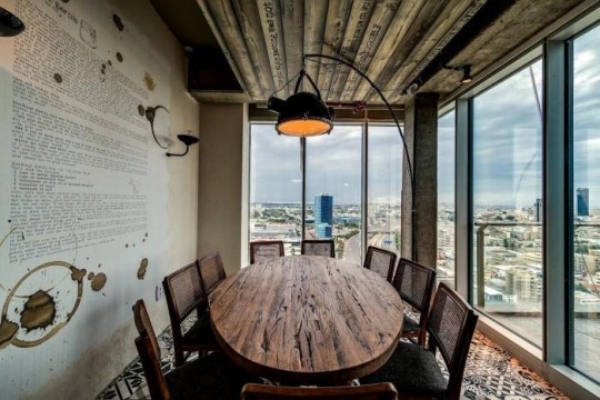 Les bureaux de Google à  Tel Aviv : Une salle de réunion avec une déco rustique