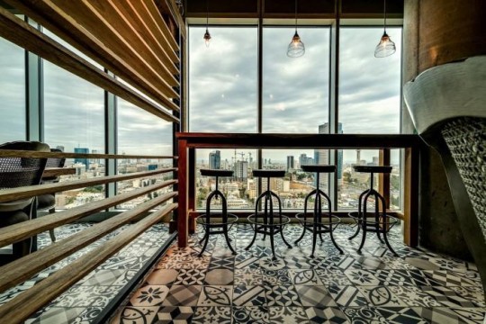 Les bureaux de Google à Tel Aviv : Espace bar avec vue sur la ville