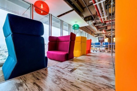 Les bureaux de Google à  Tel Aviv : canapés design en couleur