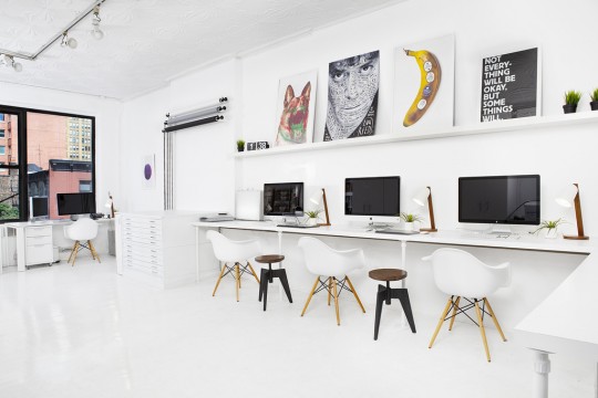 Un bureau blanc avec une chaise Eames DSW