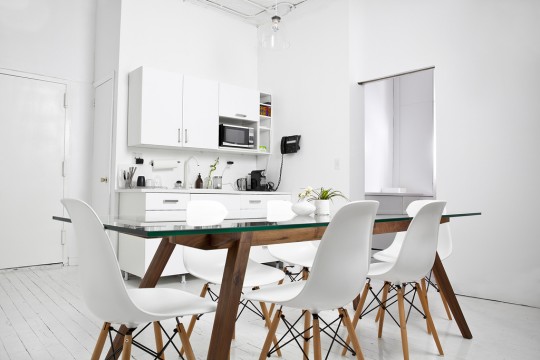 Bureau New-Yorkais blanc avec une table en bois et des chaises Eames DSW