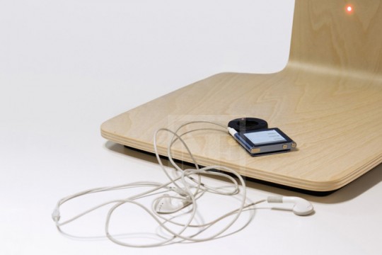 Tunto Powerkiss : La lampe en bois qui recharge votre téléphone mobile par induction