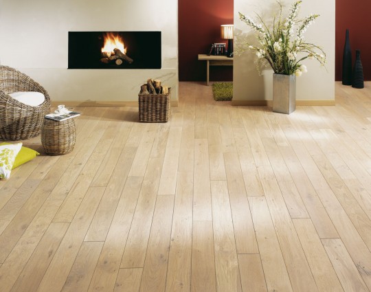 Parquet contrecollé à  larges lames en chêne blanchi