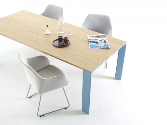 Fauteuil Ease Arco autour d'une table à  manger