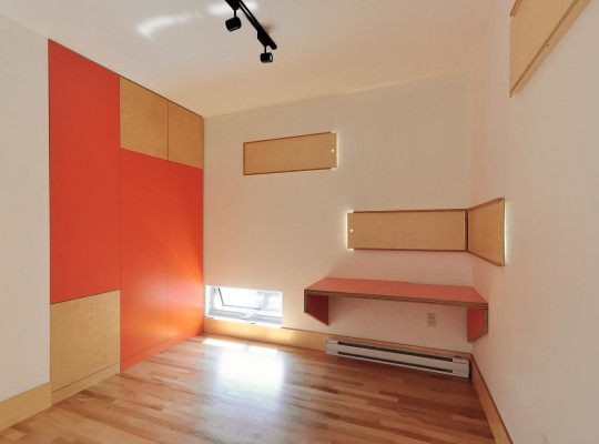 Chambre avec des fenêtres rectangles contemporaines