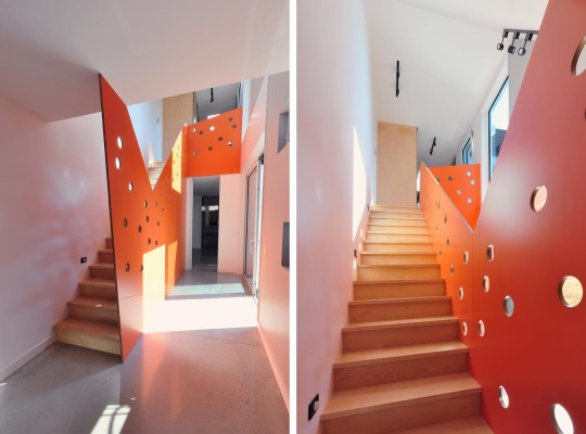 Escalier gruyère dans une maison contemporaine