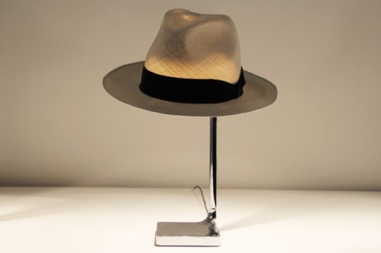 Lampe chapeau Starck avec un panama