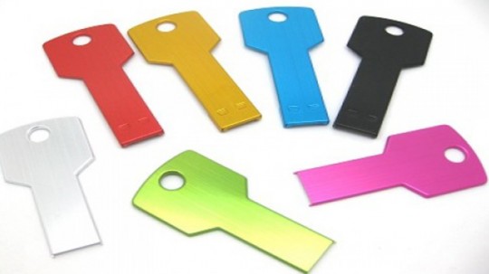 Clé USB en forme de clé de différentes couleurs