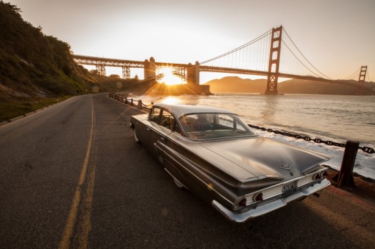Photo d'une voiture de collection américaine devant de Golden Gate Bridge