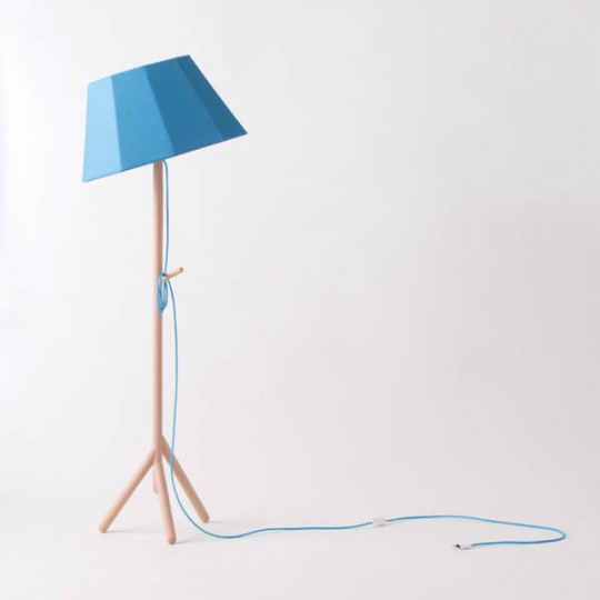 Lampadaire rétro avec un abat-jour en tissu bleu et un pied en bois (Faces Mon Colonel)