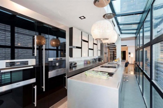 Cuisine design dans une villa contemporaine à  Courbevoie