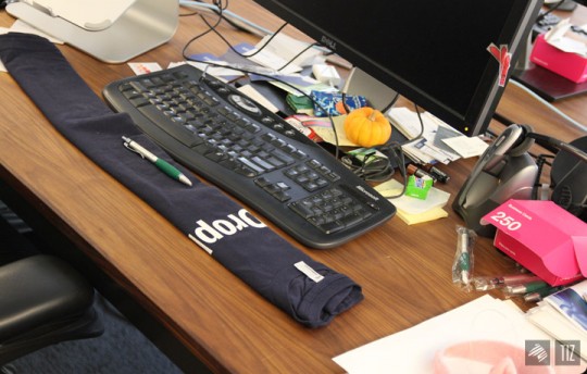 Dropbox office - bureau avec un repose-poignets fabriqué avec un t-shirt