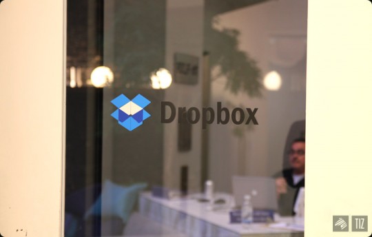 Dropbox office - vitre avec le logo Dropbox