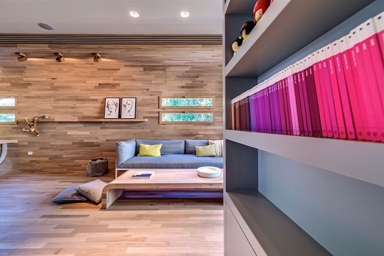Appartement cosy Tel Aviv - salon avec des murs couverts de bois