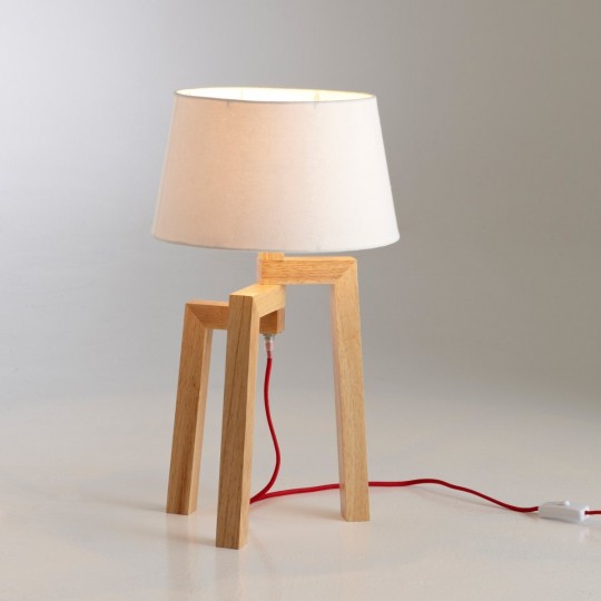Lampe en bois avec fil constrastant rouge