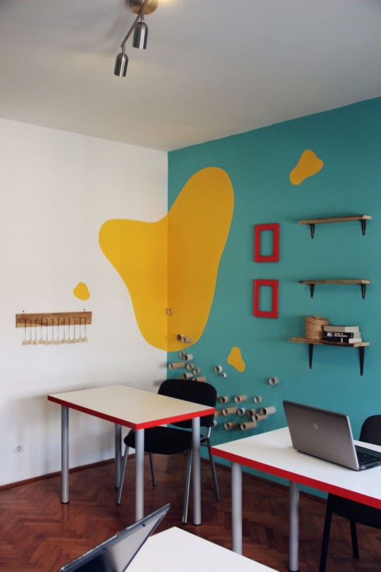 Bureaux Webshake avec un mur bleu turquoise