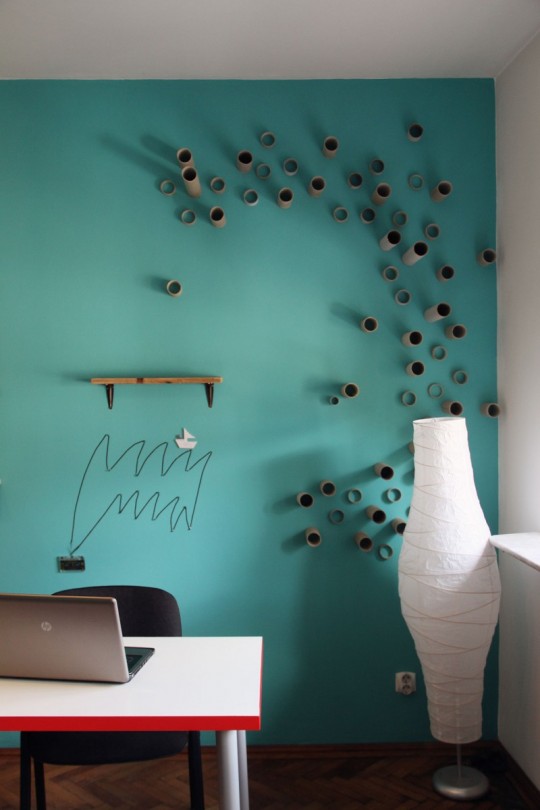 Bureaux Webshake avec un mur décoré avec des bouts de tuyau en plastique