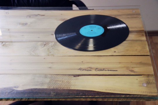 Bureaux Webshake - disque vinyl sous verre sur le plateau d'un bureau