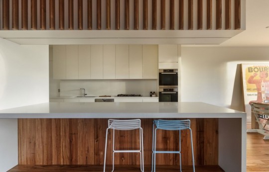 Maison contemporaine à Brighton en Australie - cuisine américaine blanche avec des morceaux de bois