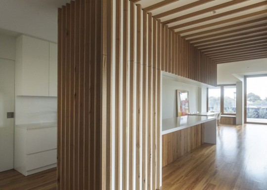 Maison contemporaine à Brighton en Australie - cuisine américaine blanche et bois