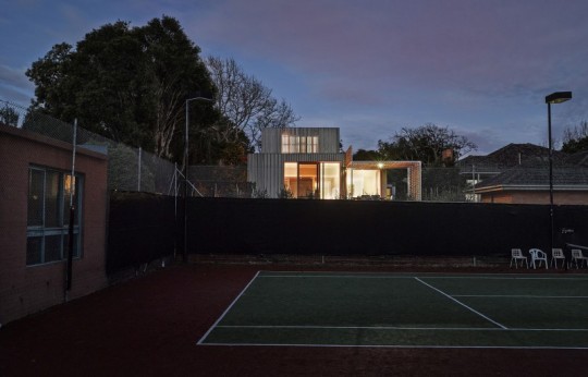 Maison contemporaine à Brighton en Australie - terrain de tennis