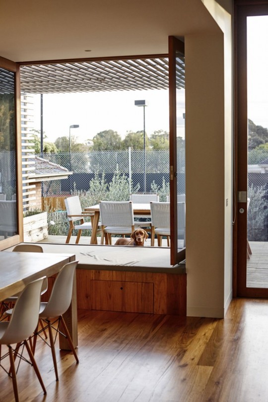 Maison contemporaine à Brighton en Australie - vue de la terrasse depuis la salle à manger