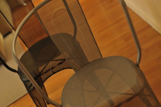 Chaises metalliques avec une grille perforee
