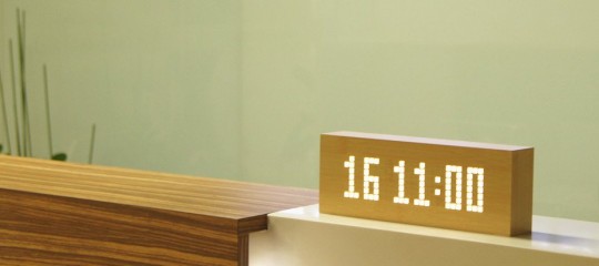 Horloge digitale en bois Click Message Clock by Gingko