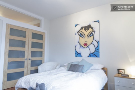 Airbnb chambre à Montréal avec un tableau moderne