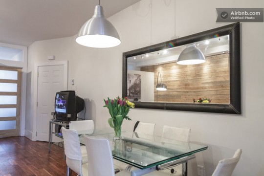 Airbnb salle à manger dans un studio à Montréal