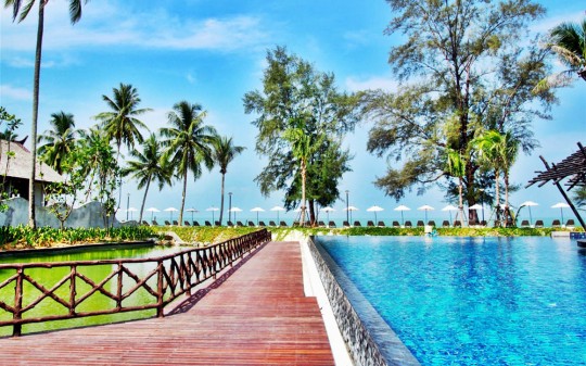 Hotel Sentido Graceland à Khao Lak en Thaïlande - piscine et ponton en bois