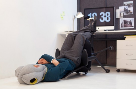 Coussin Ostrich Pillow pour dormier dans n'importe quelle position