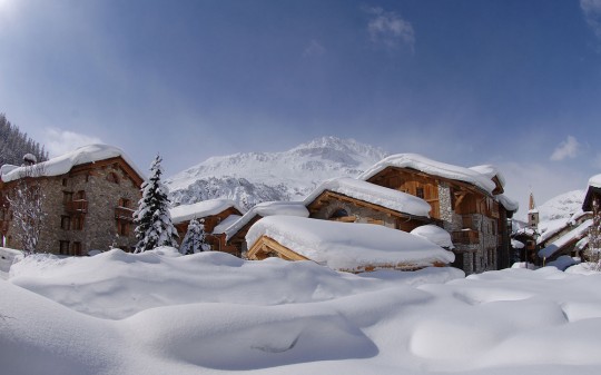 Hotel Avenue Lodge Val d'Isere chalets sous la neige