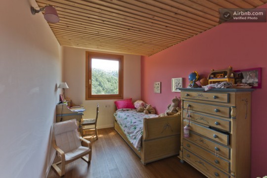 Maison du 19ème siècle - chambre d'enfant avec un mur rose