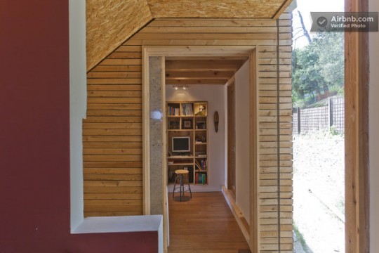 Maison du 19ème siècle - mur intérieur couvert de bois massif