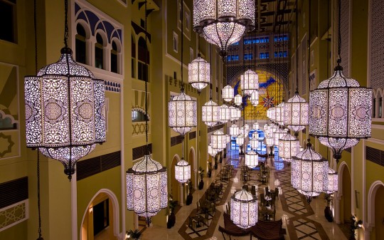 Hötel Mövenpick Ibn Battuta Gate - Dubai - Galerie de luminaires suspendus