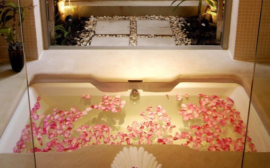 The Residence Resort and Spa Retreat - Phuket Thailande - Bain avec des pétales de roses