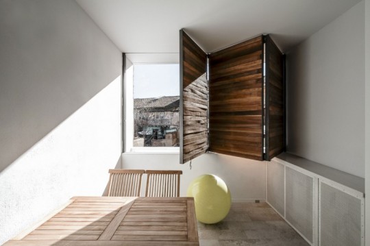 Appartement rénové El Carmen à Valence en Espagne - volets en bois contemporains