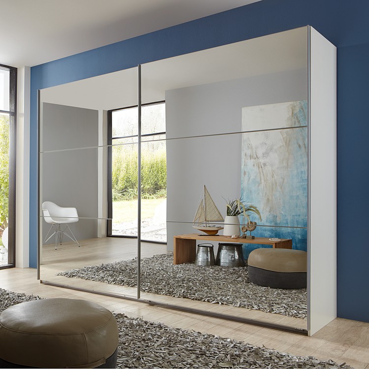Armoire avec des portes coulissantes miroir